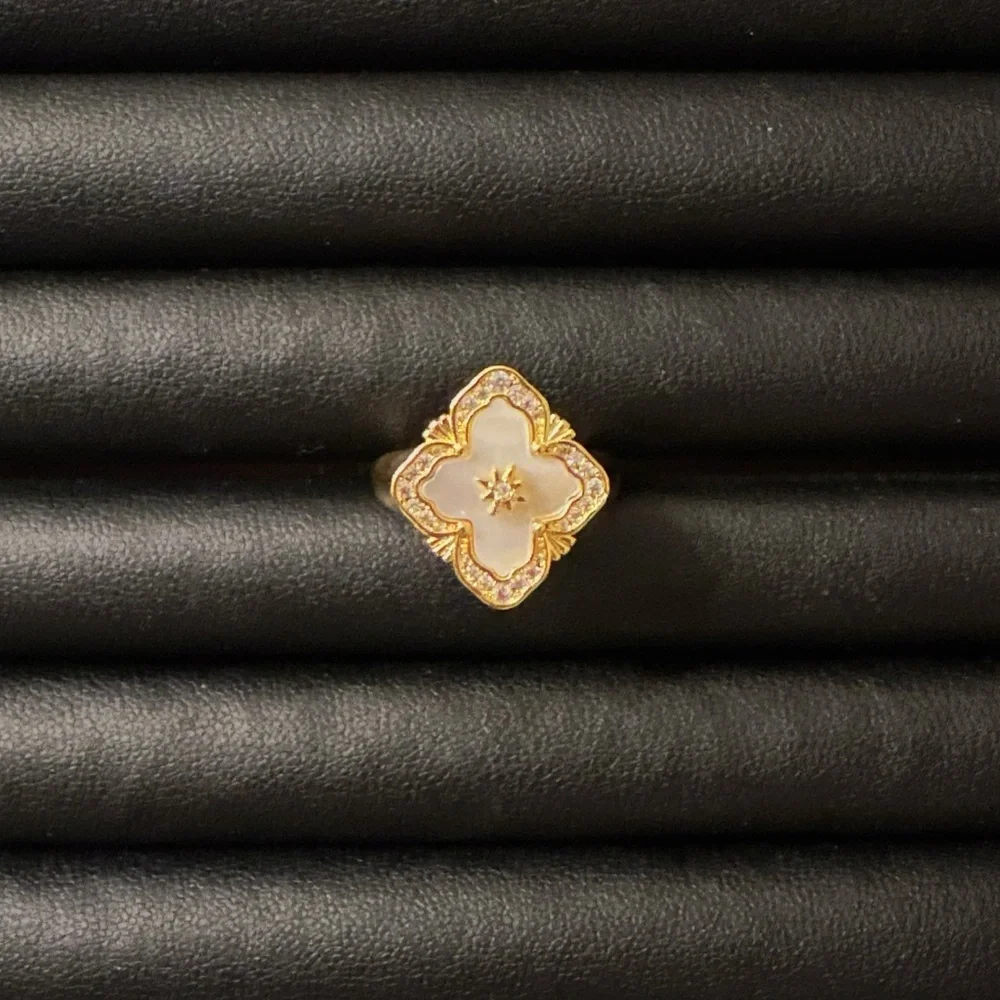 Women’s Gold-Plated Vintage Clover Ring with White Mother-of-Pearl Zircon Adjust